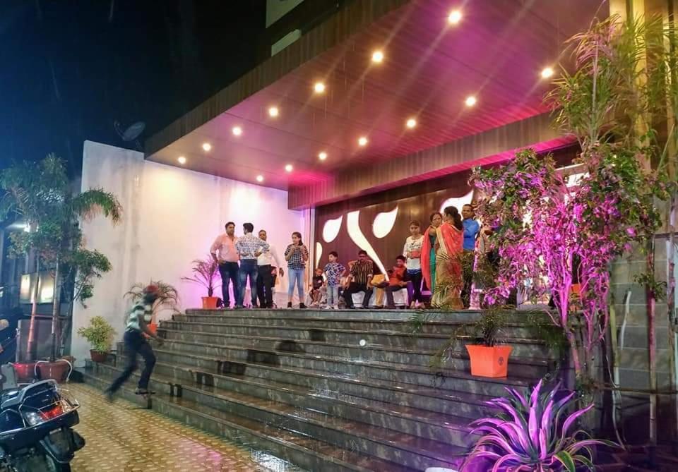 Hotel Radiance Courtyard Varanasi Exterior photo